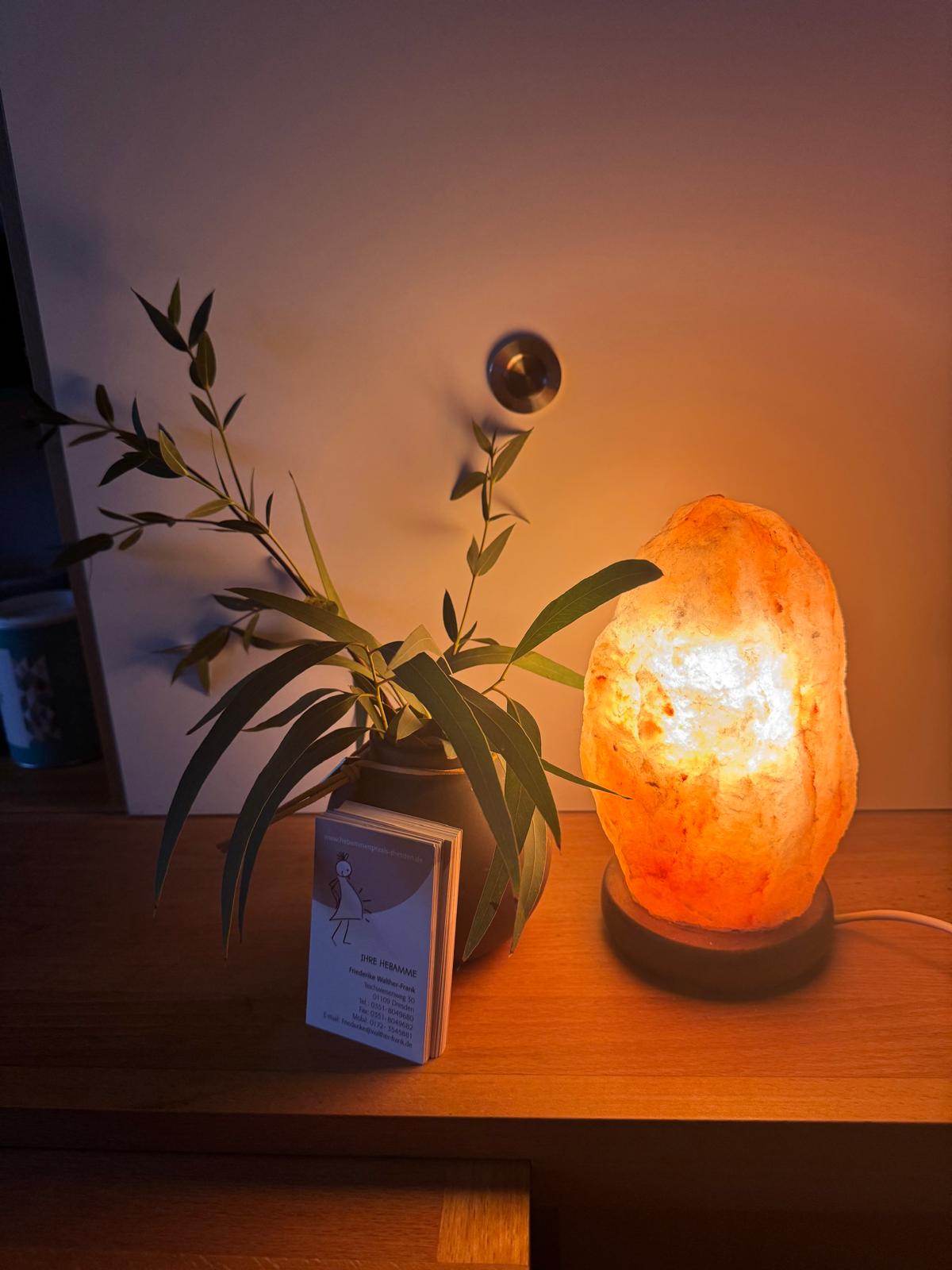 Warme Salzlampe und Visitenkarten in der Hebammenpraxis Dresden-Klotzsche